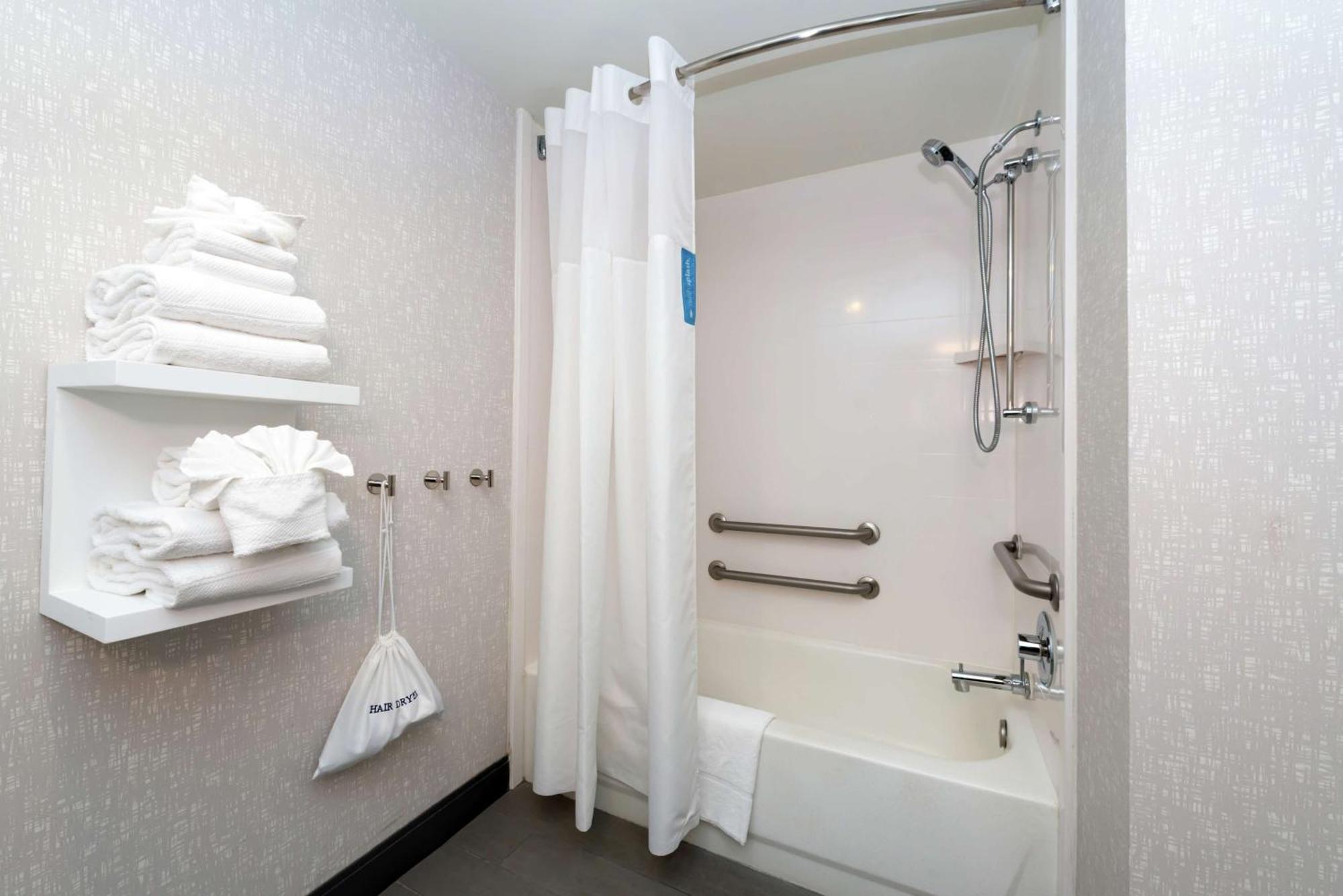 Hampton Inn Greensboro Airport Exterior foto